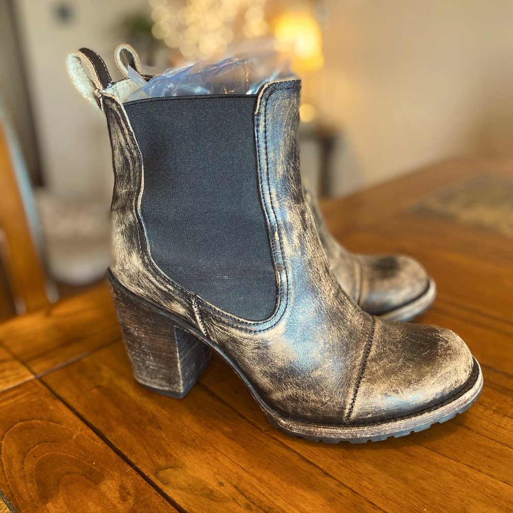 Freebird Blast EUC distressed brown size 9